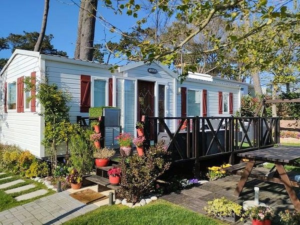 Quels sont les avantages des locations de mobil-homes en camping naturiste?